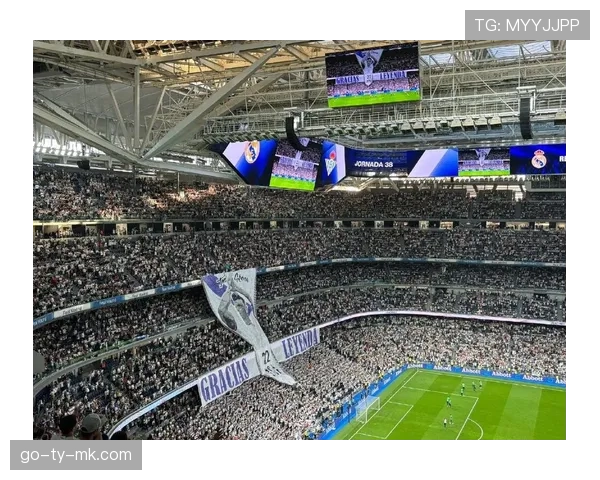 欧冠现场:皇马球迷伯纳乌展示巨型Tifo,致敬俱乐部历史 欧冠现场:皇马球迷伯纳乌展示巨型Tifo,致敬俱乐部历史